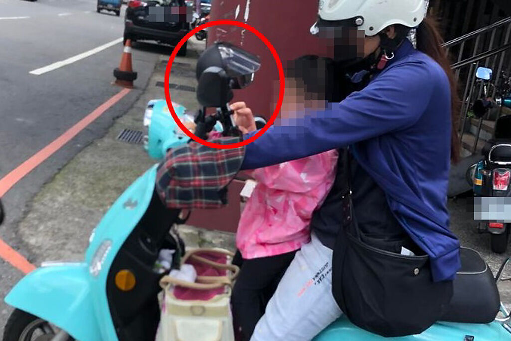 1名網友等紅燈時發現女童站在機車腳踏板上未戴安全帽，讓他不禁發文笑說：「手機都有帽子，但你沒有」。（圖／路上觀察學院）