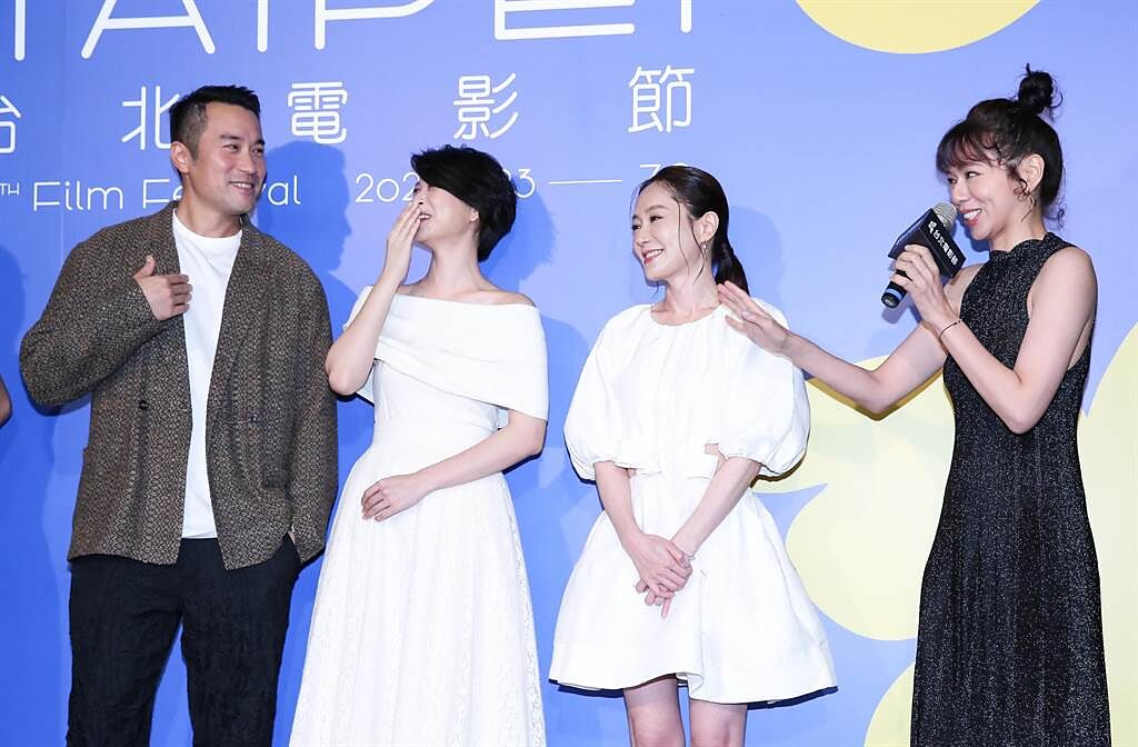 張孝全（左起）、江宜蓉、尹馨、夏于喬開心聊電影。（陳俊吉攝）