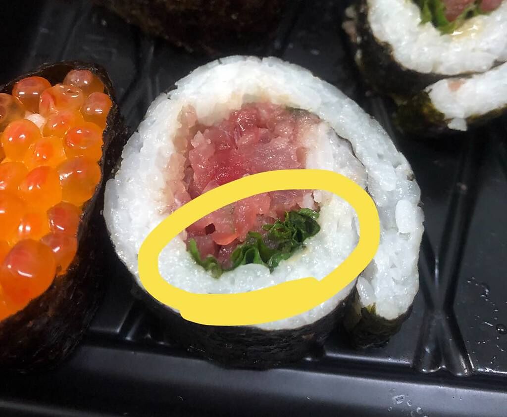 一名女網友發現，好市多的壽司卷裡頭藏有一小塊味道特殊的神秘綠色葉子。（圖／翻攝自Costco好市多 商品經驗老實說）