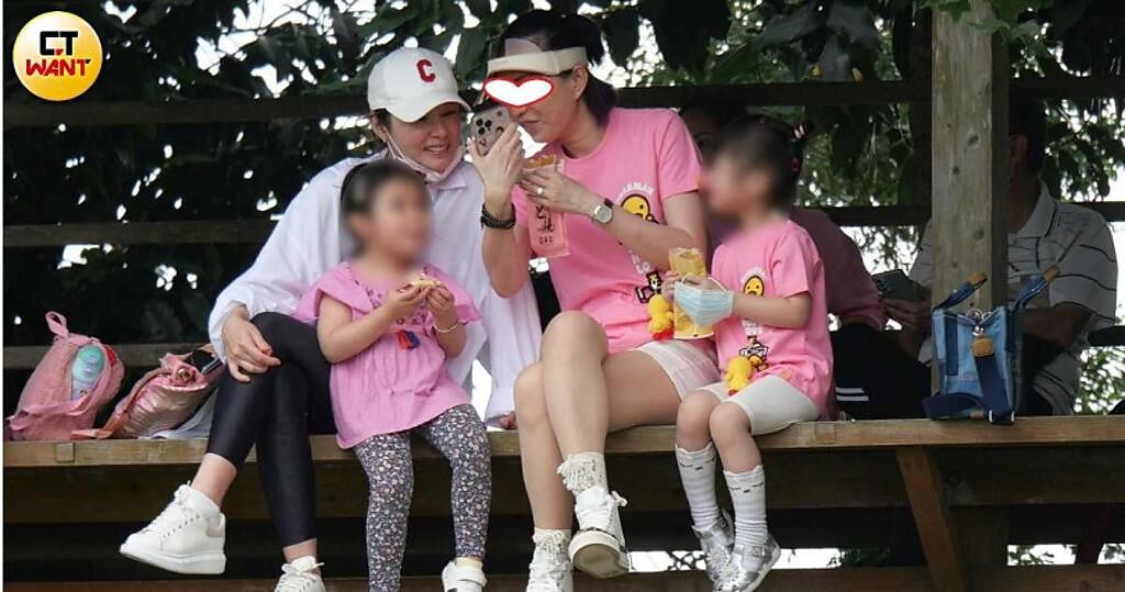 陳怡蓉與友人帶著女兒們相聚，心情顯得非常好。（圖／本刊攝影組）