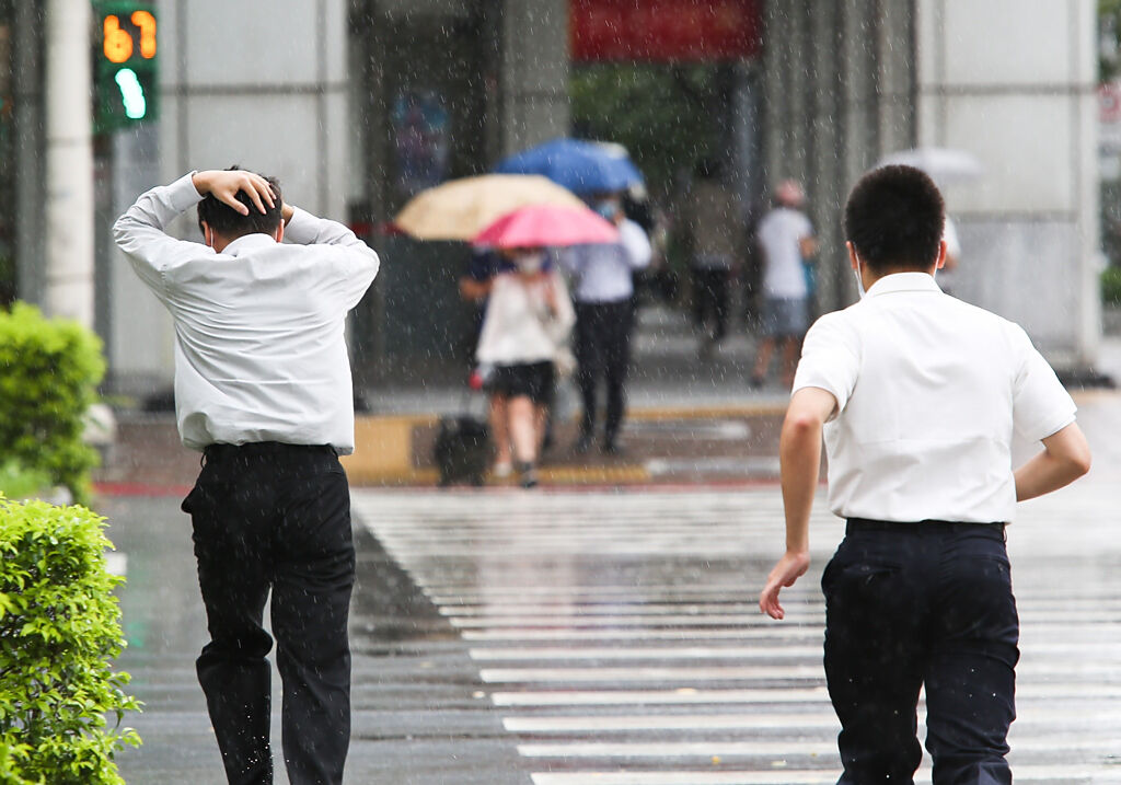 今天午後半個台灣恐出現明顯降雨。（本報系資料照）