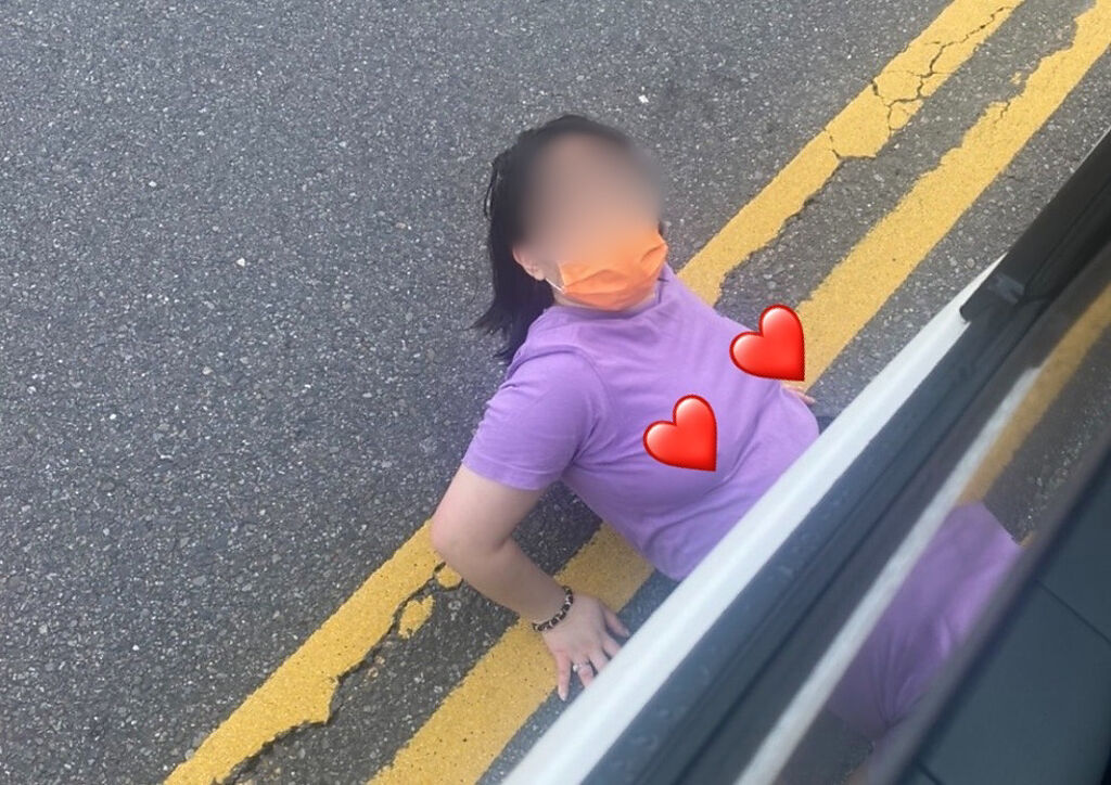 有民眾日前駕車行經北市南港區，遇上身穿紫色衣服的女子碰瓷，但女子疑似沒穿內衣，導致胸前激凸。（翻攝自記者爆料網）