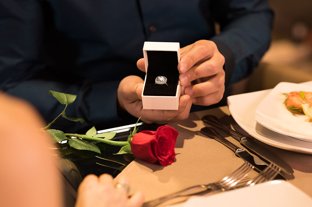 一名女網友指出，交往2年的男友上周向她求婚，她因求婚的餐廳太普通、過程不夠浪漫而拒絕。（圖／示意圖，達志影像）