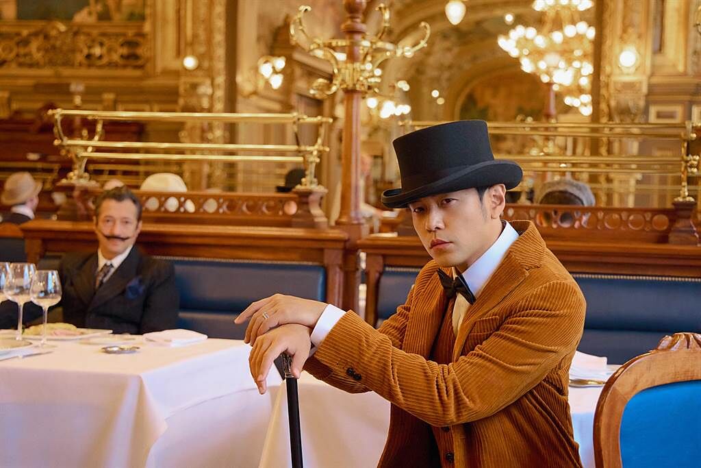 周杰倫與演員飾演的達利在巴黎里昂車站的藍色列車餐廳取景（杰威爾音樂提供）