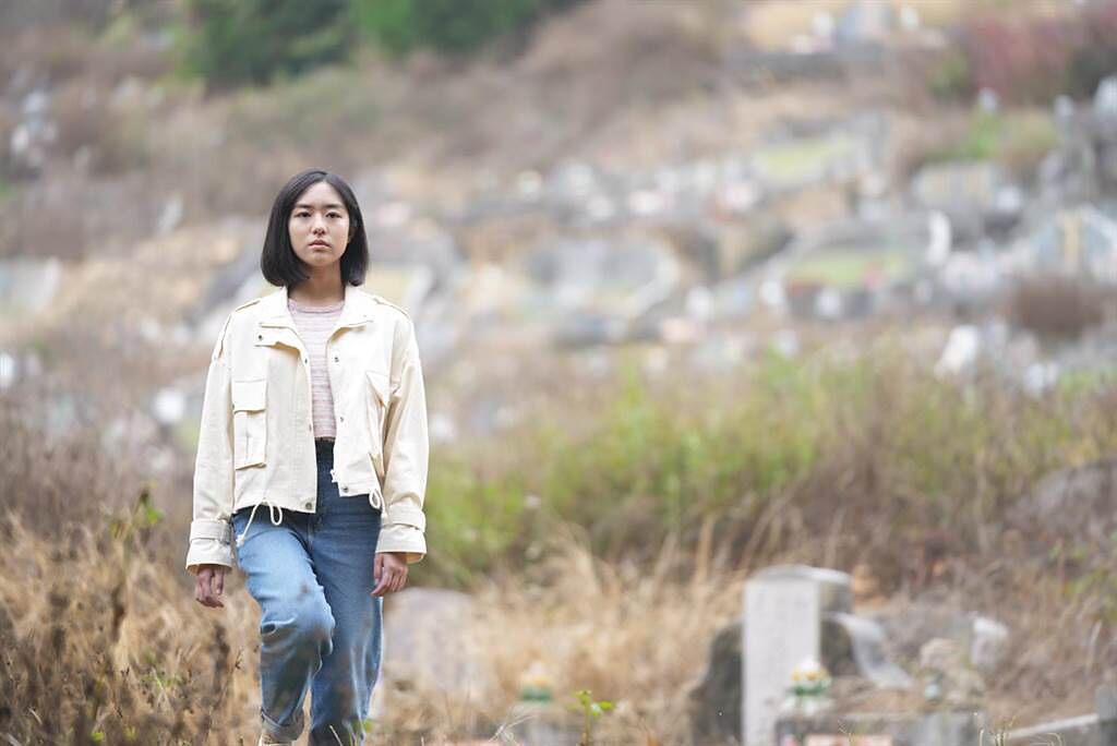 彤彤飾演的「小琪」在墓地與家人走散。（采昌、馬棋朵提供）