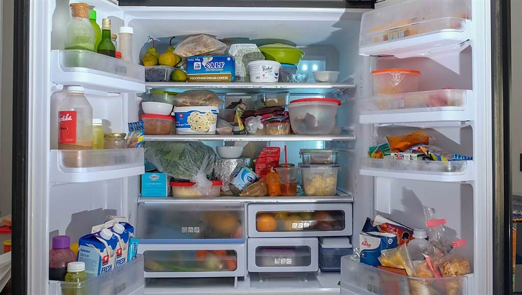 冰箱塞爆會使溫度不夠低，食物變質。（達志提供）