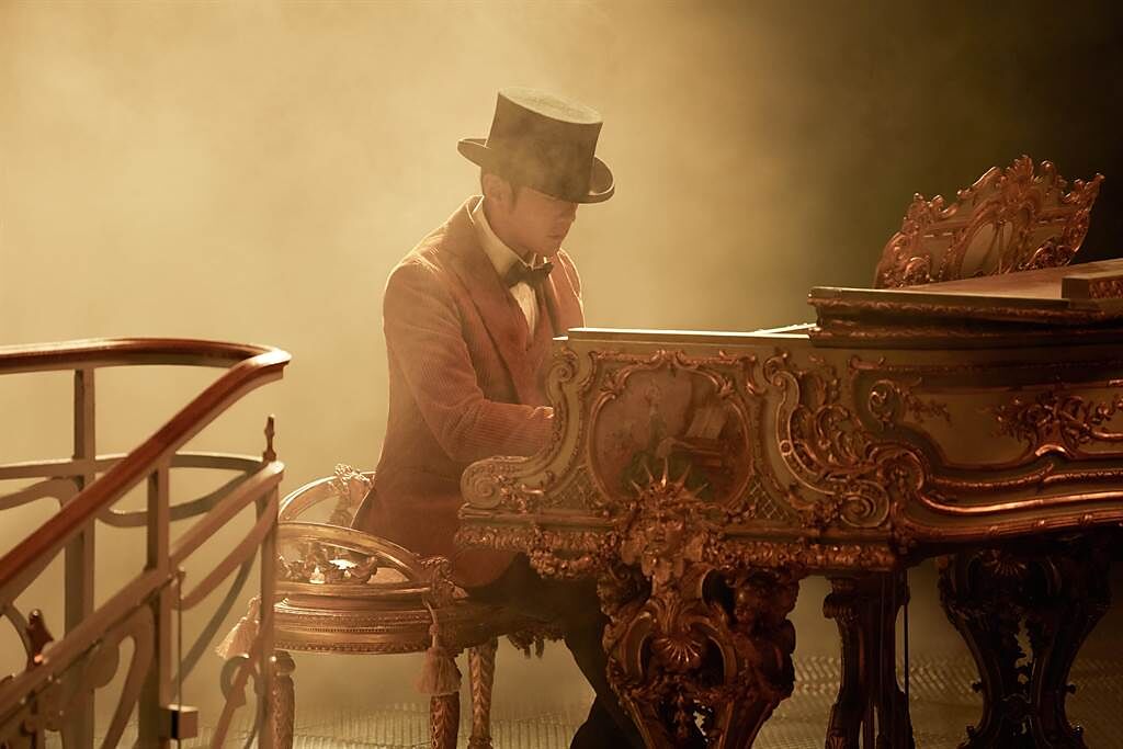 周杰倫將舊貨市場裡一架有150年歷史的古董鋼琴置身莎瑪麗丹百貨拍攝MV。（杰威爾音樂提供）