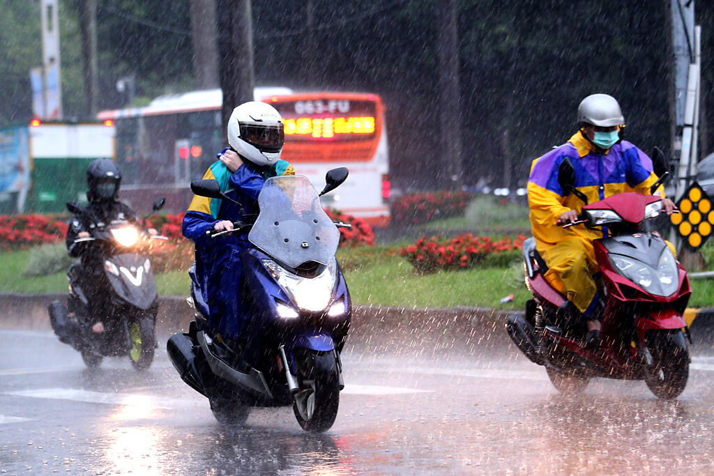 周三、周四菲律賓東方的熱帶擾動通過呂宋島北端，台灣南部、東南部水氣略增，整天不定時有局部陣雨。（資料照 黃世麒攝）