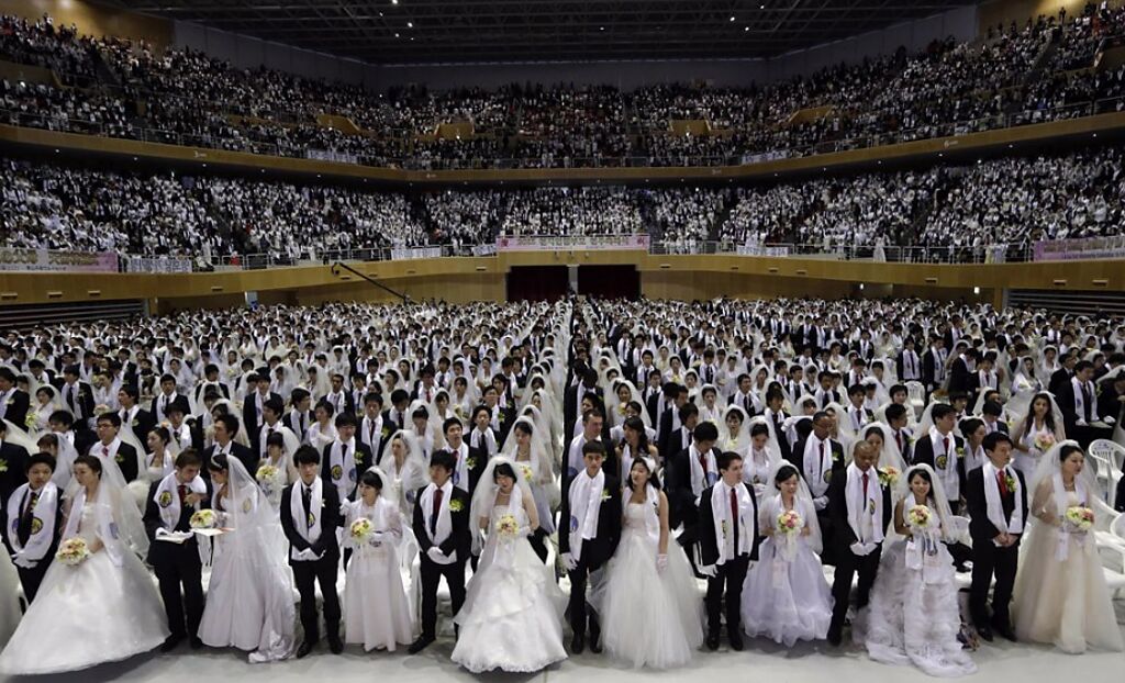 由教會指定配偶、辦理集體結婚，是統一教最大特色。（翻攝twitter）