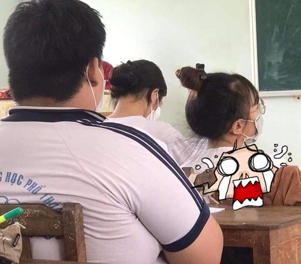 越南有位國中男學生在桌上擺「手機」，其手機放著1張電風扇照片，也讓網友笑翻「望扇乘涼」。（翻攝自臉書爆廢公社公開版）