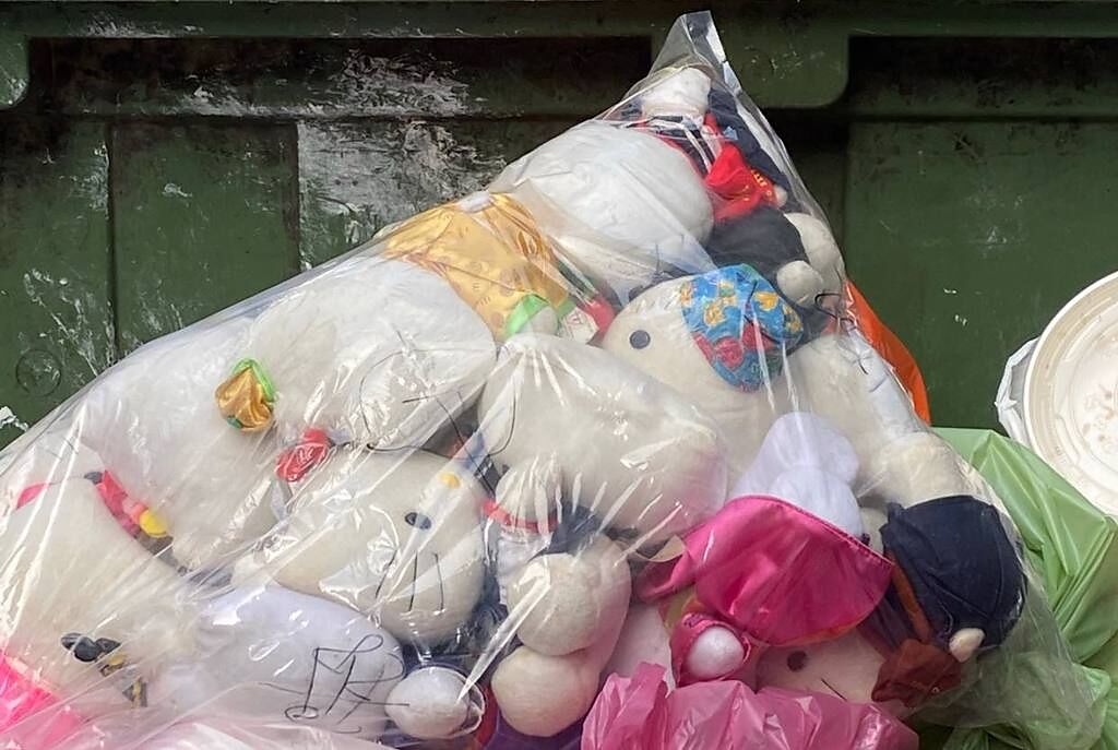 有網友直擊整袋Kitty玩偶被丟棄，引起網友熱議22年前的Kitty之亂。（圖／翻攝臉書爆廢公社二社）