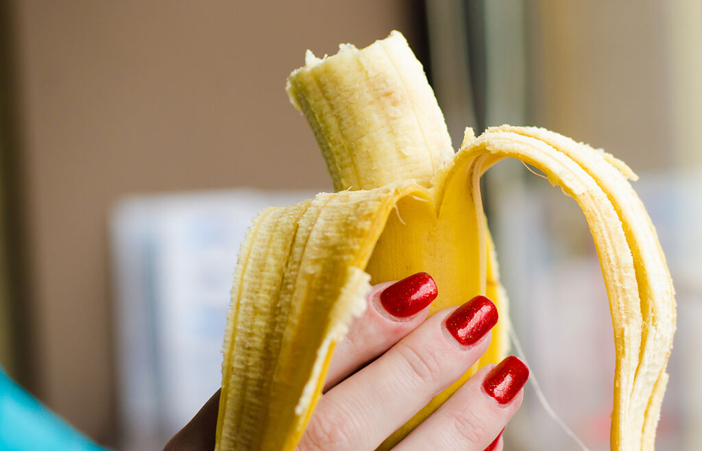一名女網友吃香蕉習慣整根塞進嘴巴裡，卻被男友的姊姊指責這樣不雅觀。（示意圖／Shutterstock）