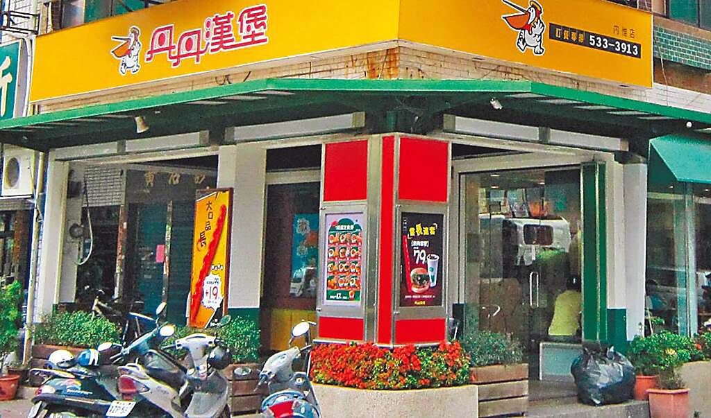 速食店「南霸天」丹丹漢堡是許多遊客到台南必吃的美食。（資料照）