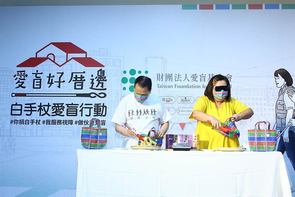鍾欣凌（右）戴上全黑眼罩，與視障者宜臻手忙腳亂挑戰論斤秤兩比賽。（愛盲基金會提供）