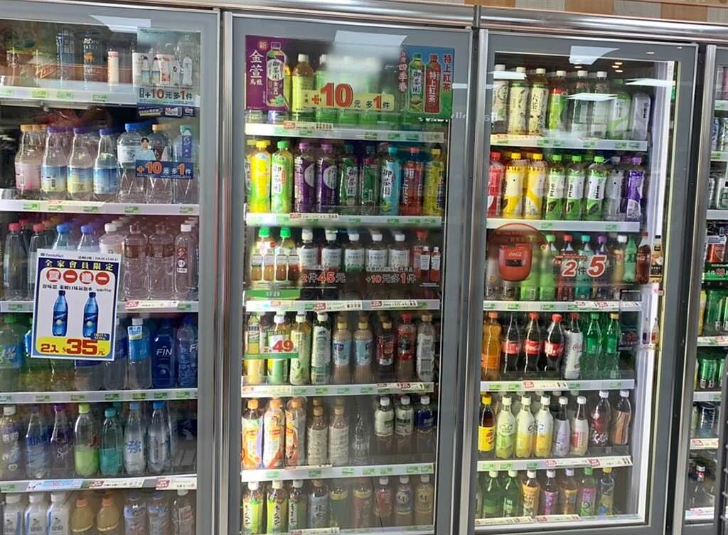 一名網友前往超商後發現生活泡沫系列飲料漲價，只好改買仍是10元的麥香飲料。（示意圖/本報系資料照）