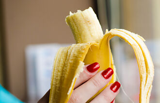 她吞整根香蕉被罵「不雅觀」男友姊教1方法 網笑：太懂吃