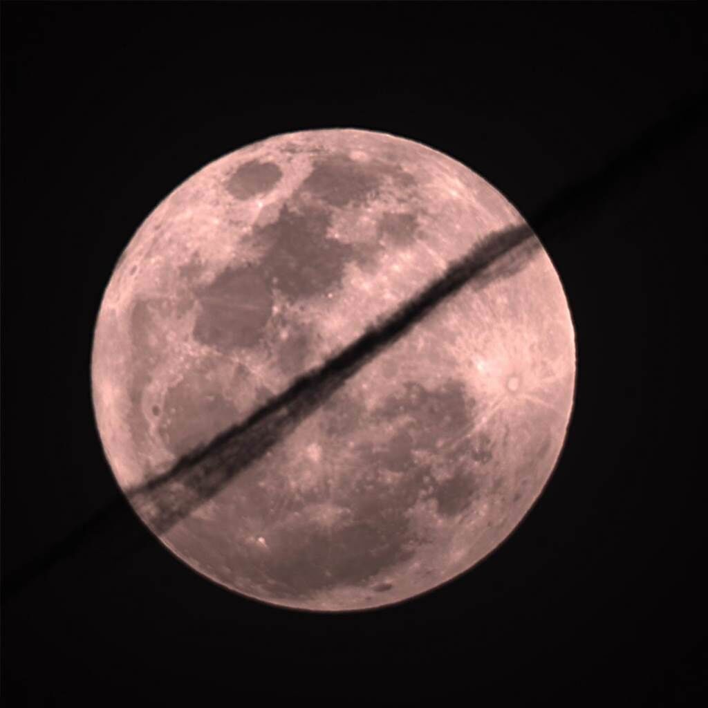 觀賞超級月亮的最棒時機，台北天文館建議是今天（13日）傍晚5時6分，是月亮最近的時刻。圖為今年第2大滿月，剛好捕捉到雲層從月球正中穿過，看起來像土星。(南瀛天文館提供)