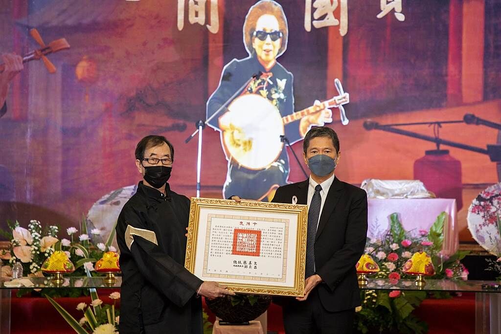 文化部長李永得（右）代表頒贈總統褒揚令，由楊秀卿次子楊欽代表受贈。（文化部提供）