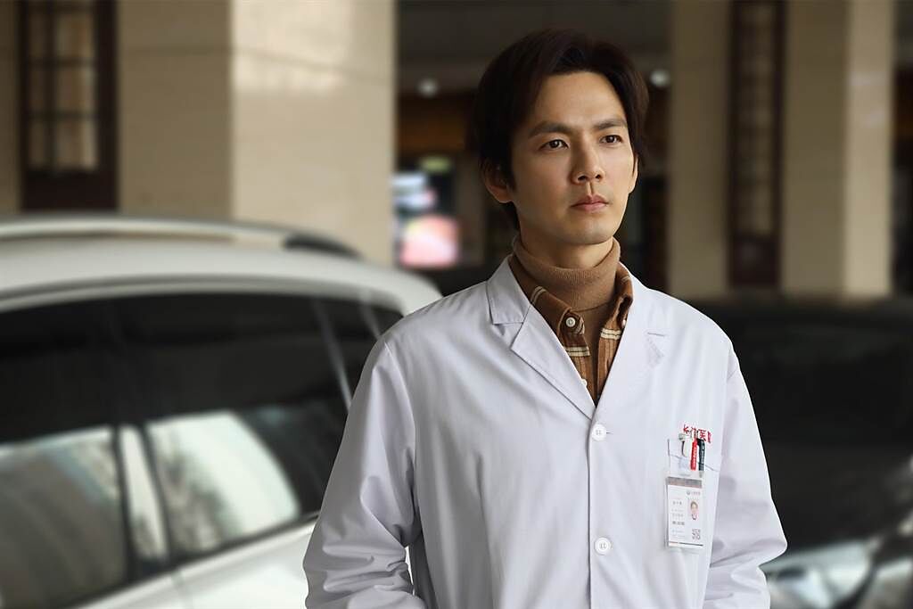鍾漢良飾演心臟外科醫生聶宇晟。(中天娛樂台提供)