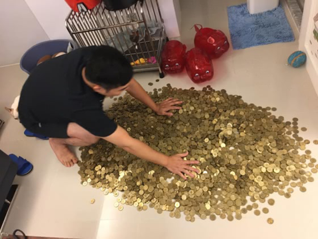 滿滿的50元硬幣鋪在地上相當壯觀。(圖／翻攝自爆廢公社公開版)
