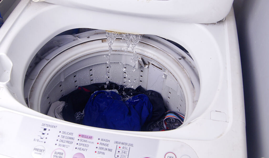 一名女網友表示，近日把全家人的衣服丟到洗衣機後，發現洗衣槽中有好幾張鈔票，目測有5千元，令她又驚又喜直呼，「這就是洗衣服的好處」。（圖／示意圖，達志影像）