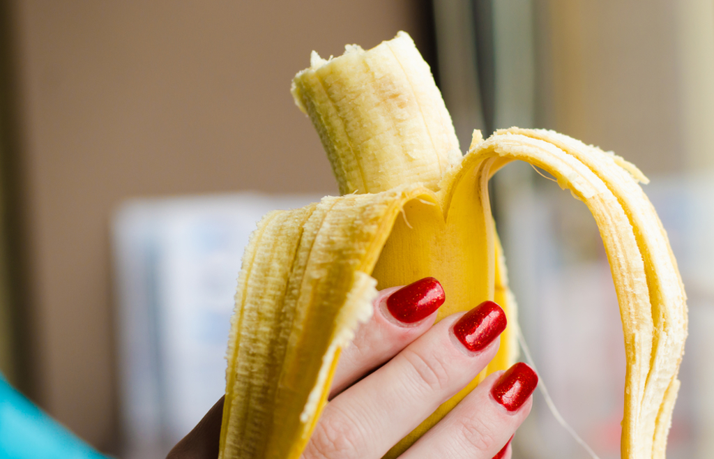 一名女子到男友家做客，竟被糾正如何吃香蕉。(示意圖/翻攝自Shutterstock)