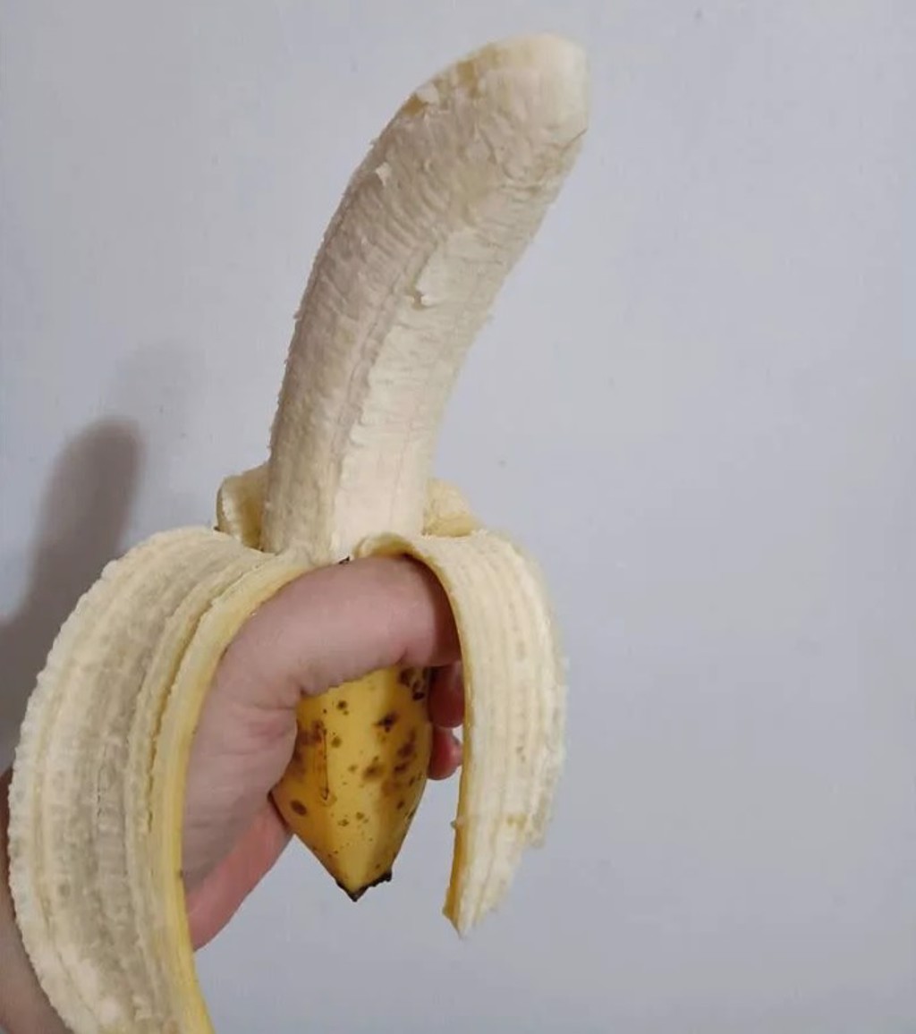 原PO妹妹向她抱怨去男友家被男友姐姐糾正怎麼吃香蕉，覺得超糗。(圖/翻攝自臉書「爆怨2公社」)