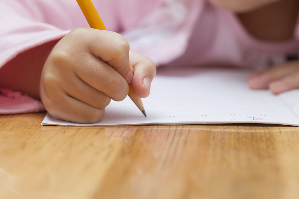 一名母親分享女兒「放飛自我」的寫字練習作業，意外大獲好評，被許多網友稱讚有藝術細胞。（示意圖／達志影像）
