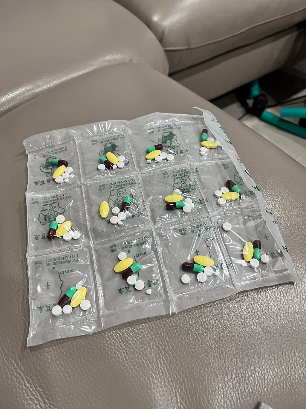 女網友在台南看診時，拿到的藥袋都是9或12宮格，和印象中長長一條的造型不同。（圖／取自爆廢公社）
