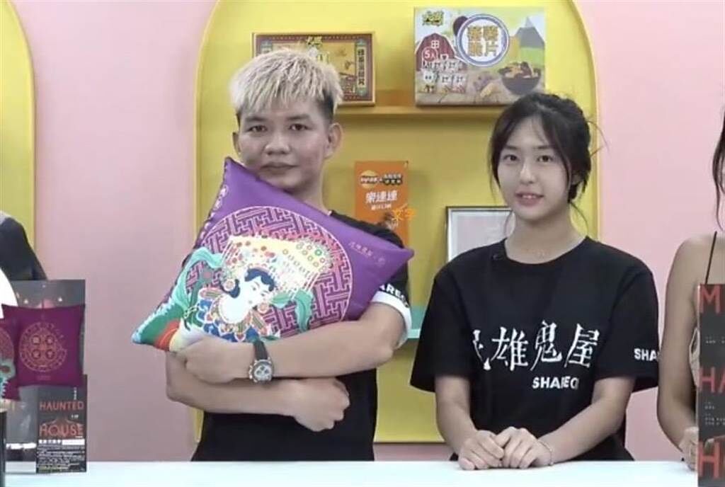 彤彤（右）、宥凱上直播節目宣傳《民雄鬼屋》。（采昌、馬棋朵提供）