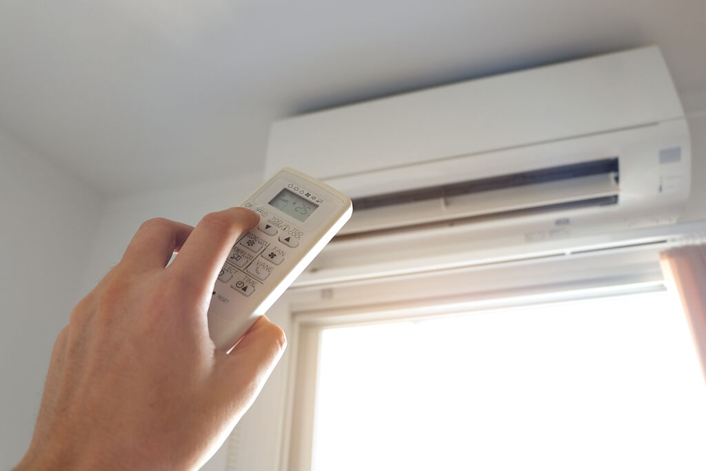 台電表示，進出冷氣房一定要隨手關門，因為熱空氣進到屋內，冷氣壓縮機會因運轉，消耗更多電量。（圖／示意圖，達志影像）
