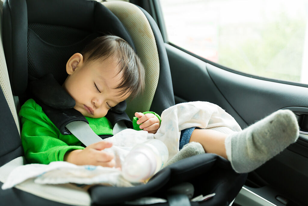 醫師提醒，酷夏中不能把小孩或長者丟在車內，容易導致中暑而有生命危險。（示意圖／Shutterstock）
