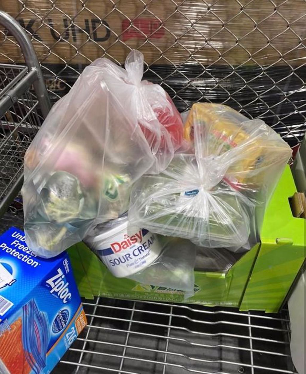 一名網友看見有外國人拿一堆吃剩的食物退貨，且都只剩一點點。(翻攝自《Costco好市多 商品經驗老實說》 )