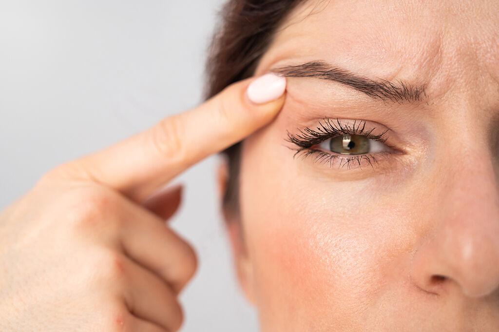 眼皮跳動常被大眾以為與運動、偏財運有關。(示意圖／Shutterstock)