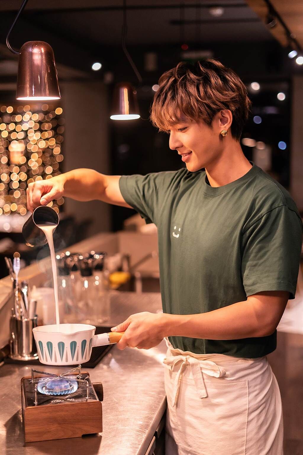 炎亞綸親自研發手搖品牌鍋煮奶茶。（茶明載波提供）
