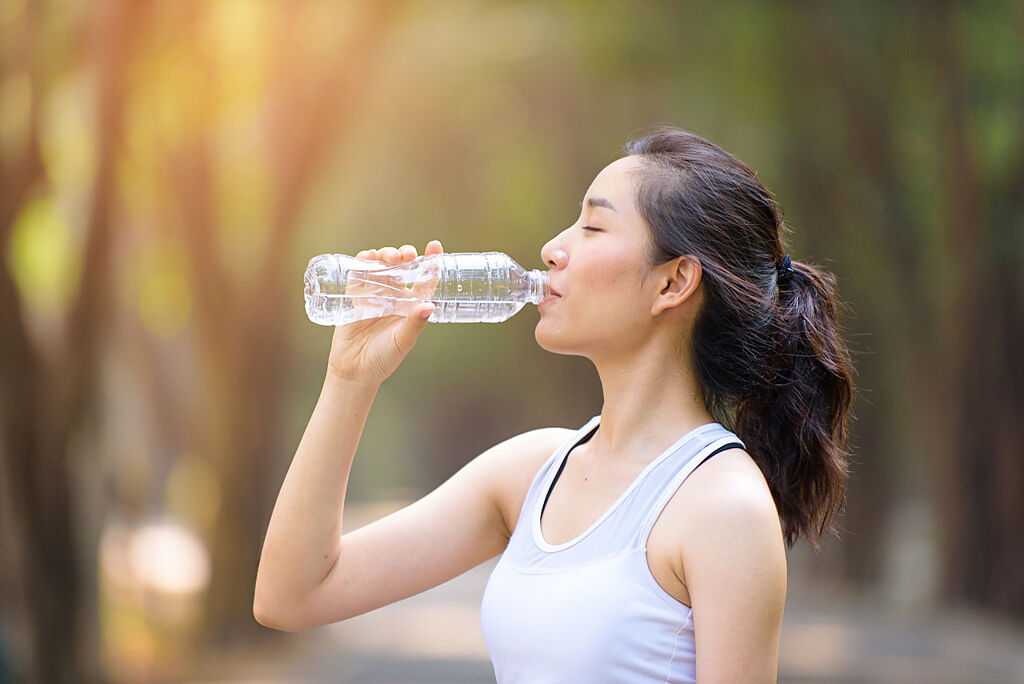 營養師林雨薇指出，可以喝椰子水、牛奶、番茄汁等飲品幫助身體補水。(示意圖/達志影像)