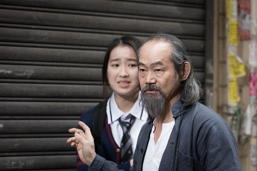 林愷鈴（左）和元華在片中飾演孫女跟爺爺。（華映提供）
