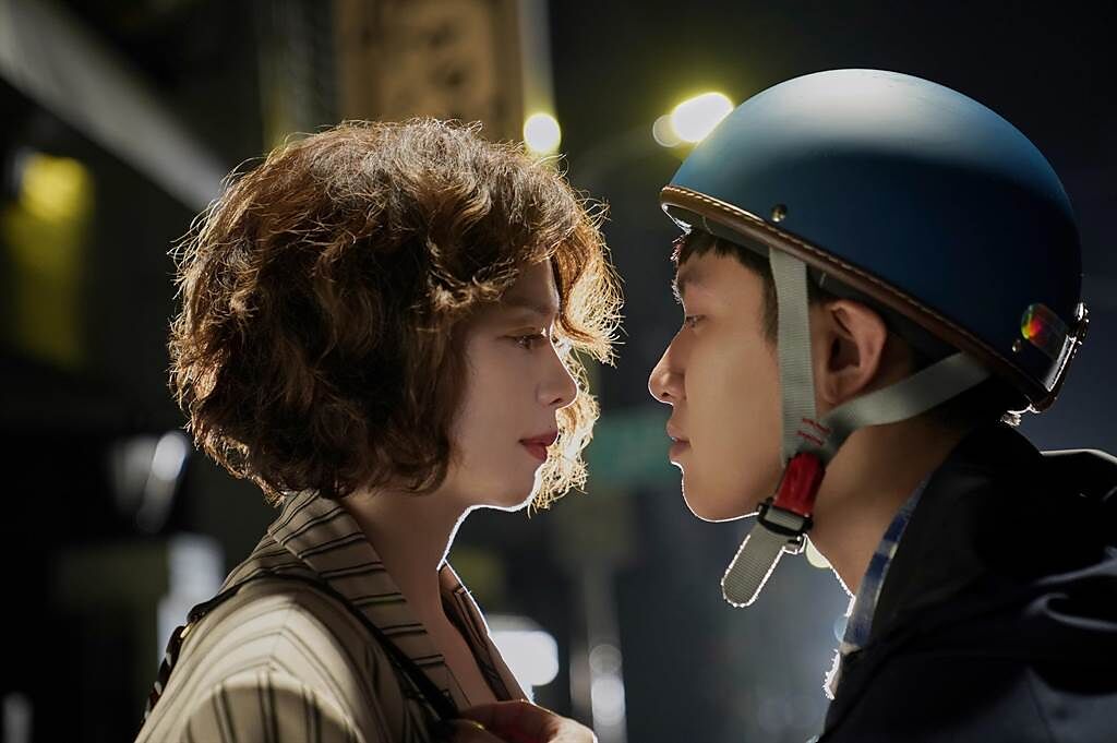徐若瑄、柯震東在《初戀慢半拍》的「近距離對看戲」超曖昧。（甲上提供）
