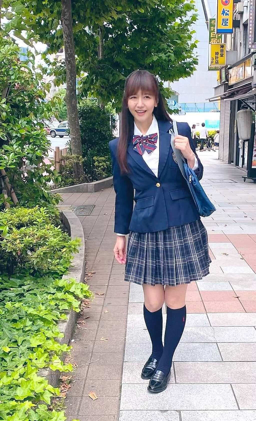 井上喜久子穿女高中生制服，現身日本街頭毫無違和感。(圖/井上喜久子 Twitter)