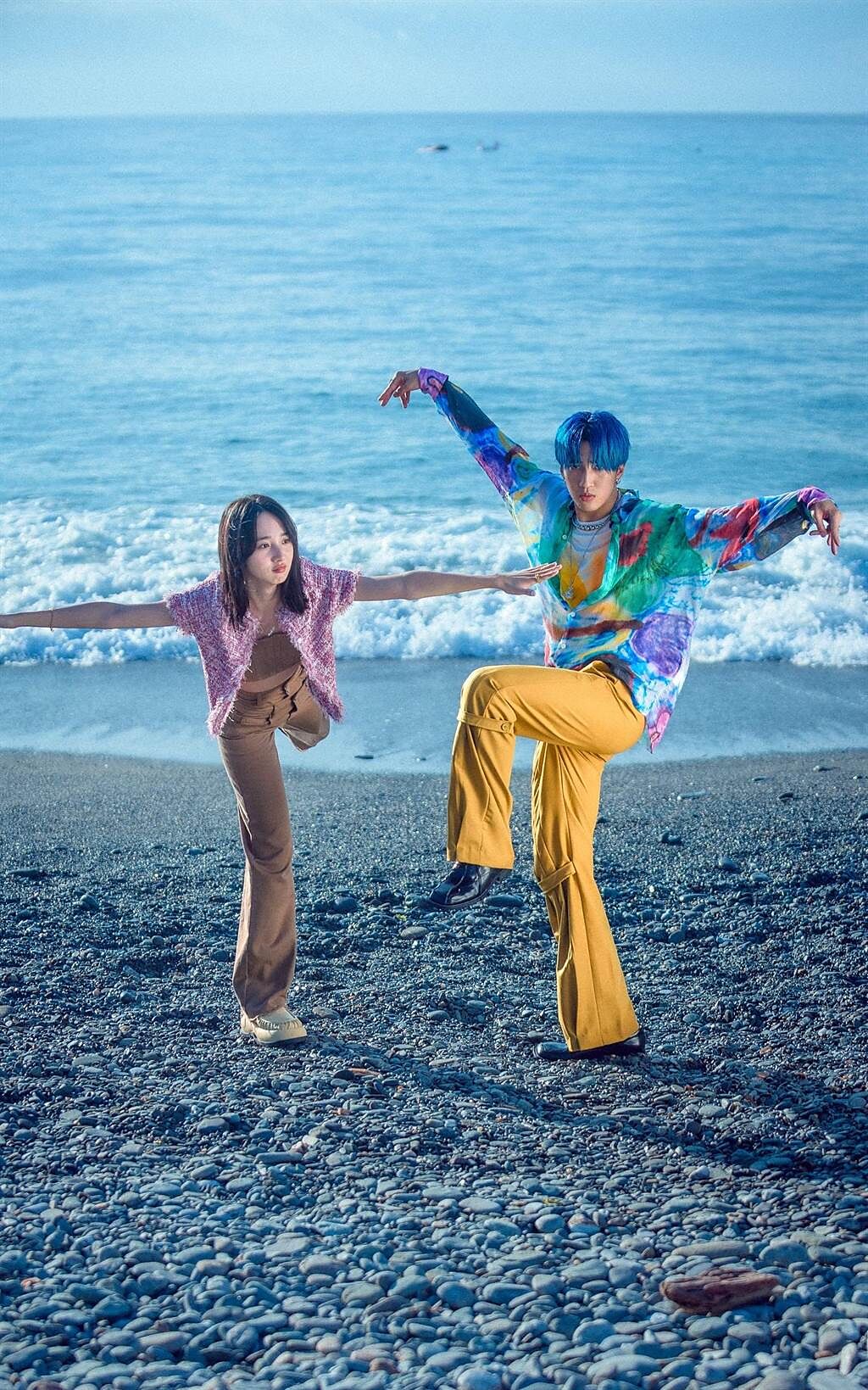 婁峻碩(右)為新歌〈Playlist〉染了一頭特別的「寶寶藍」髮色。（想不到音樂工作室提供）