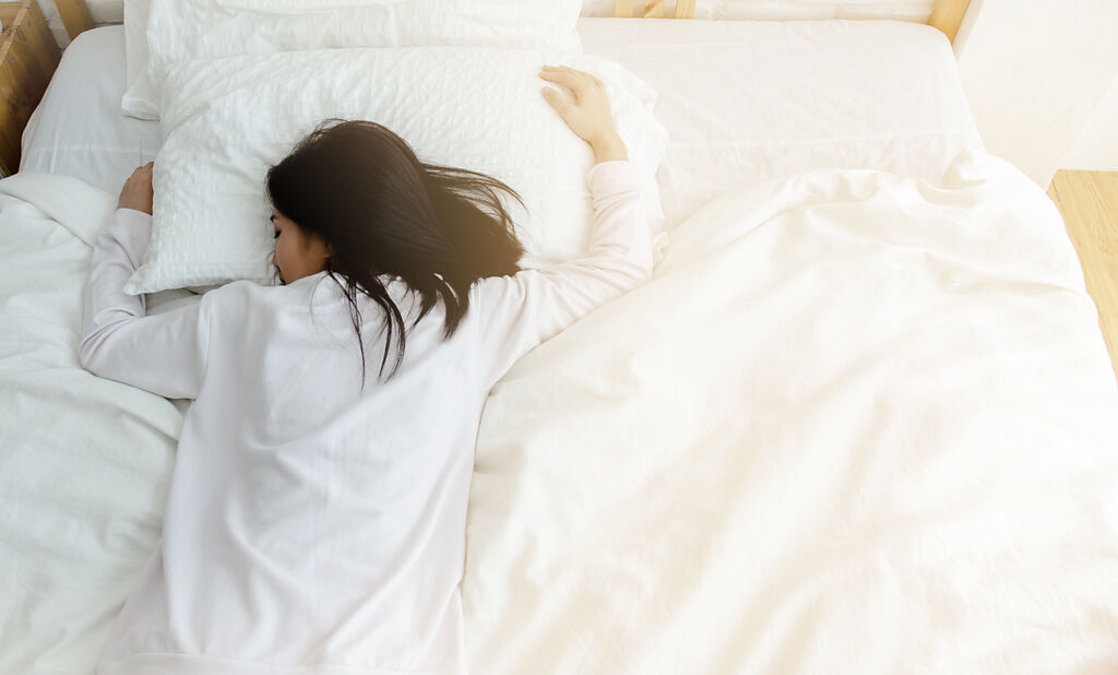 一名女網友抱怨開電風扇睡覺清晨都會被熱醒。(示意圖非當事人 達志提供)