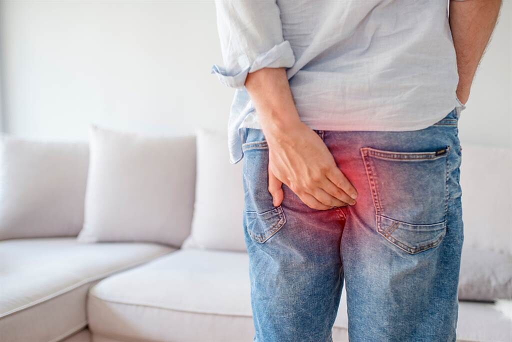 一名網友認為男生痔瘡發作像是女生的月經，應該發放生理假。(示意圖/Shutterstock)