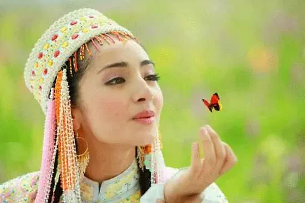 從小跳舞的新疆女星麥迪娜，曾於瓊瑤《新還珠格格》飾演香妃從而踏入演藝圈發展。(圖/微博)