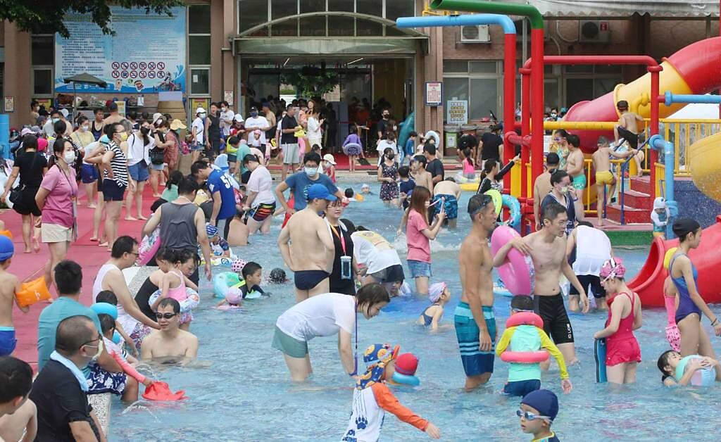 天氣炎熱許多家長帶小朋友去玩水。（資料照 趙雙傑攝）
