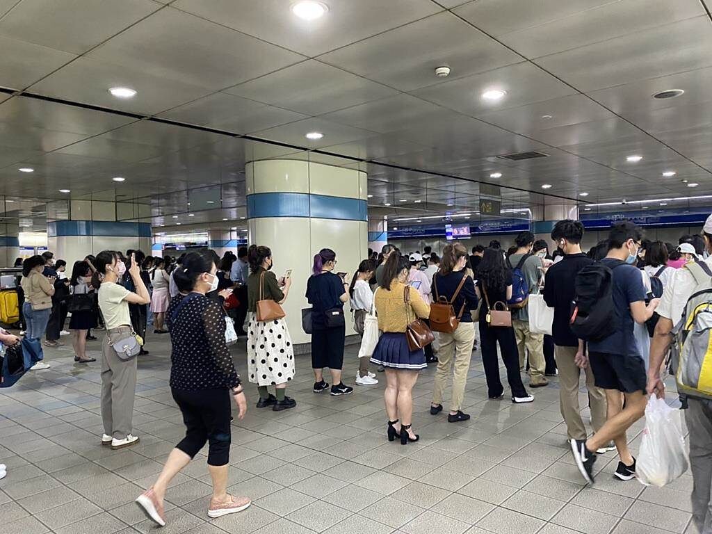 台北捷運板南線今早傳故障，列車不斷臨時停車，令不少通勤族哀號。（圖／翻攝自記者爆料網）