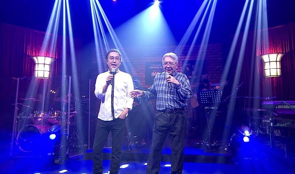 趙樹海（左）、王夢麟演唱經典歌曲。（年代提供）