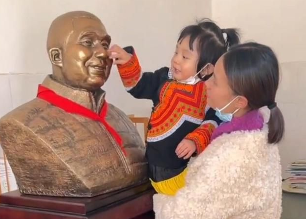 3歲女孩見爸爸雕像含淚撲上前。(圖/翻攝自《紅星新聞》)