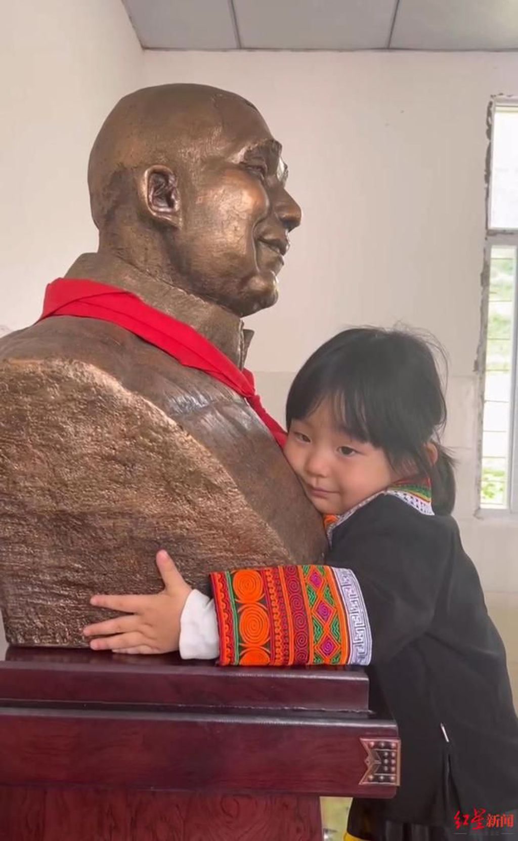 小女孩一看到爸爸的雕像便認出並向前擁抱。(圖/翻攝自《紅星新聞》)