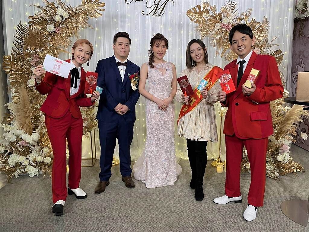 新人餽贈禮物和紅包感謝黃子佼（右一）、Lulu（左一）、閻奕格（右二）為他們的婚禮增添星光。（東森綜合台提供）