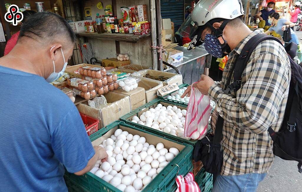 本周雞蛋價格上漲每台斤2元，有立委批評影響穩定物價情事。（報系資料照）